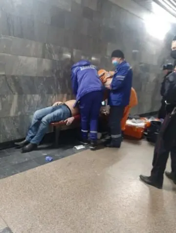 В соцсетях распространялись слухи о резком ухудшении самочувствия пассажира в здании вокзала, однако ведомство опровергло эти сведения.