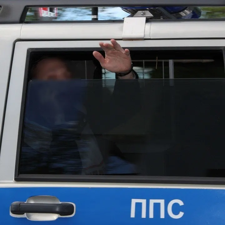 Вечером в частном доме мужчина в состоянии опьянения напал на супругу и восьмилетнего сына. Пострадавшая жена оказана помощь на месте, ребенка осмотрели врачи в больнице и отпустили домой. Задержанный отпущен, сейчас проводится проверка.