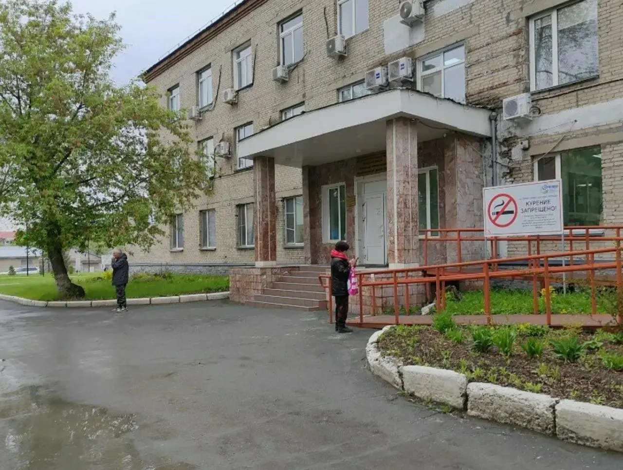 Проверка Росздравнадзора выявила нарушения в ведении медицинской документации и задержки диагностики; суд вынес предупреждение руководству.