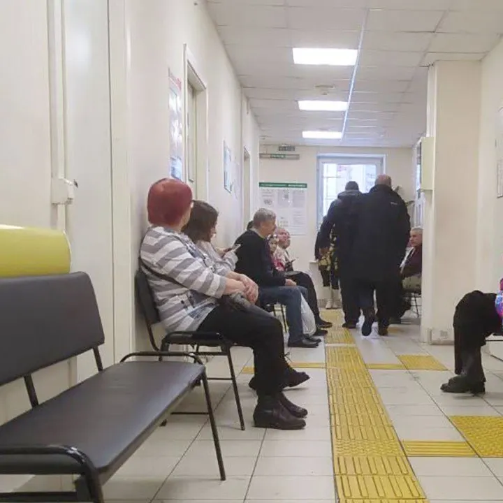 Проблемы с доступом к неврологу в Петрозаводске приводят к затяжным очередям и трудностям дозвониться до регистратуры.