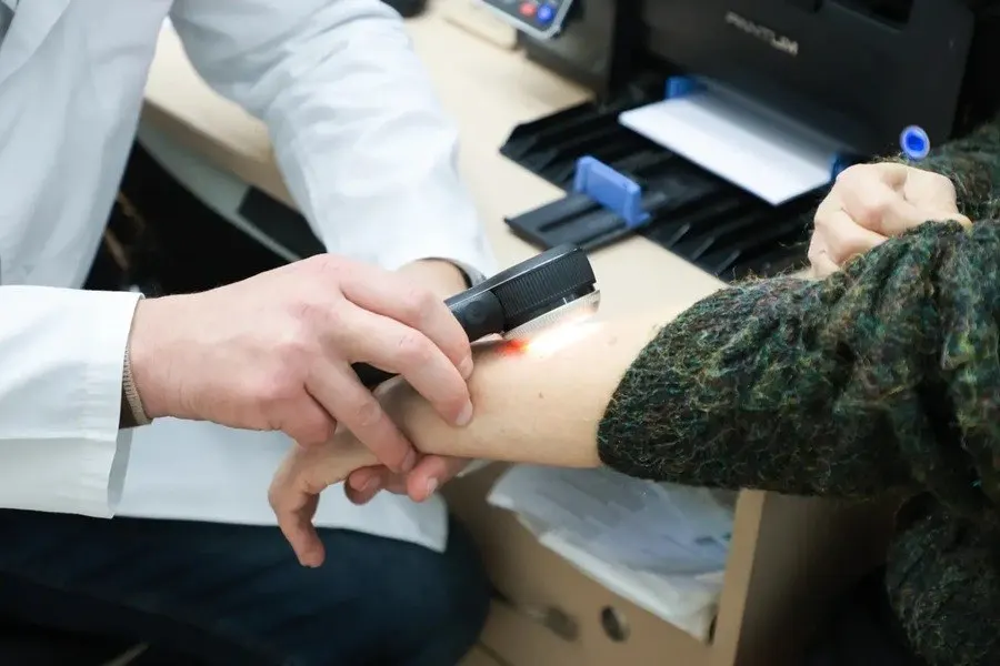 Более 200 жителей региона прошли обследование кожи во время акции «День здоровой кожи»; у 21 человека заподозрено злокачественное образование, пять случаев подтвердились как меланомы. Акции продлятся до середины ноября.