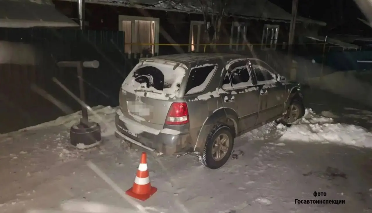 В жилом районе Гидростроитель 38-летний водитель на Kia Sorento не успел затормозить, когда из-за припаркованного автомобиля неожиданно выскочил ребёнок. Пострадавшую доставили в больницу; полиция и прокуратура проводят проверку.