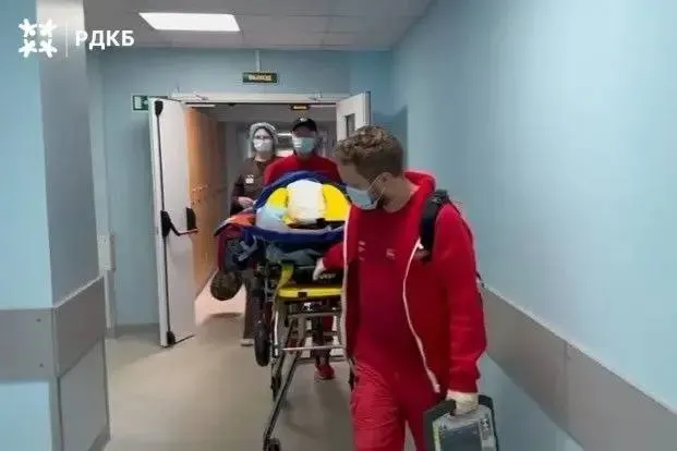 Подросток, пострадавший после нападения медведя в Алтайском крае, доставлен в московскую клинику; состояние тяжелое, но стабильное.