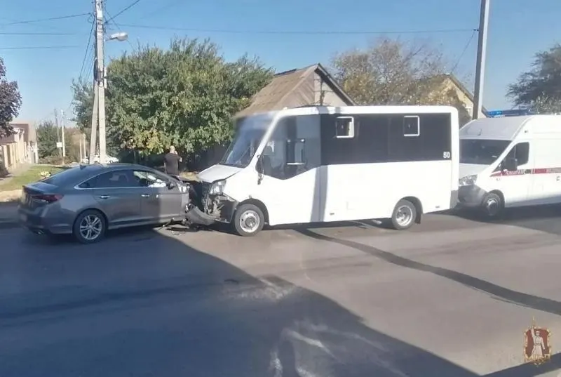 По данным полиции, 18-летний водитель на Hyundai Sonata выехал на встречную полосу и столкнулся с автомобилем Gaz; восемь пассажиров доставлены на обследование, госпитализация не потребовалась.