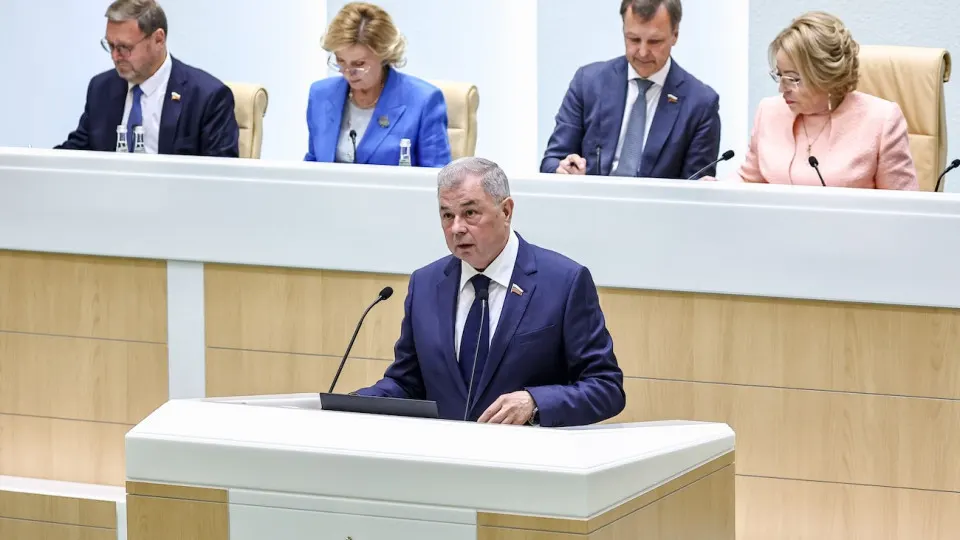 Обсуждается целесообразность текущей сети больниц и вопрос о перераспределении пациентов в крупные медцентры, а также влияние бюджета на здравоохранение.