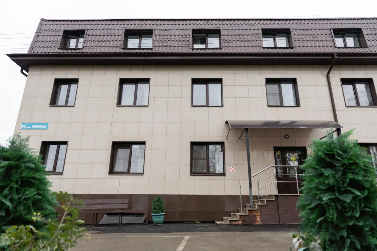Прокуратура выявила 38 нарушений в филиале на улице Шаумяна; суд принял решение временно приостановить деятельность учреждения; родственники и персонал обсуждают дальнейшее обслуживание.