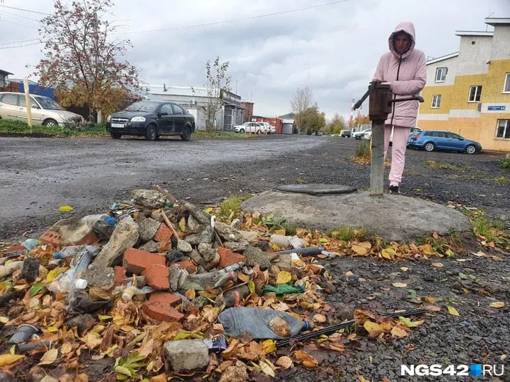 Более полугода жильцы частных домов Заводского района живут в условиях сырости: плесень, насекомые и резкий запах бензина. Причина — повторяющиеся подтопления подвалов.
