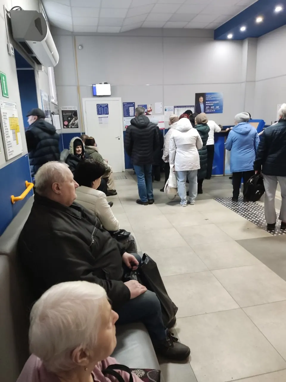 Мурманчане жалуются на очереди и нехватку льготных препаратов в поликлинике на Шмидта; власти обещают решения.