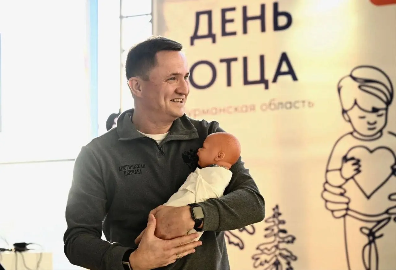 В День отца министр здравоохранения Мурманской области провёл мастер-класс по пеленанию пупсов; тем временем льготники жалуются на нехватку лекарств.