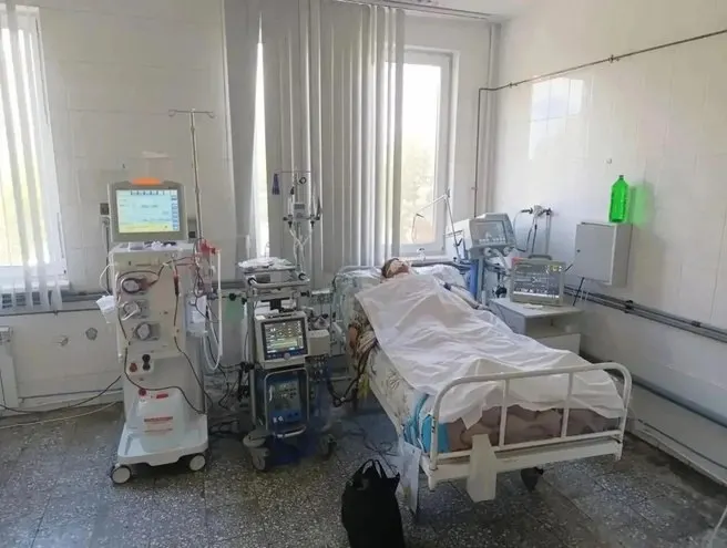 Пациентке с полиорганной недостаточностью после перитонита оказали экстренную помощь: подключили к ЭКМО и гемодиализу, лечение длилось несколько недель, после выписки она чувствует себя хорошо.