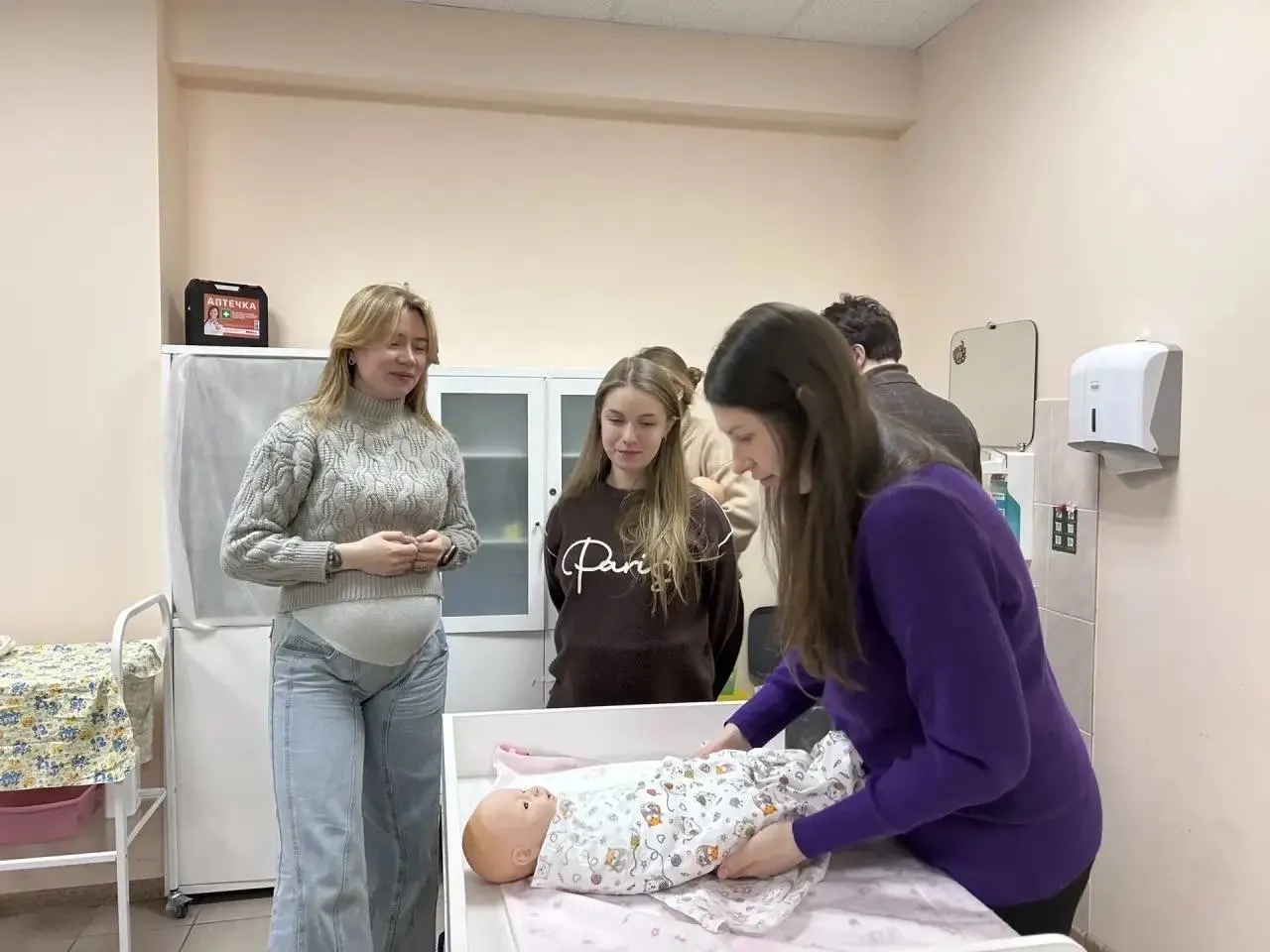 Бесплатный курс бытовых навыков поможет родителям безопаснее ухаживать за малышами и поддержать психологическое здоровье семьи.