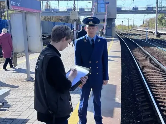 Подросток потерял сознание на платформе и упал на пути; его госпитализировали, прокуратура проводит проверку соблюдения правил безопасности на участке.