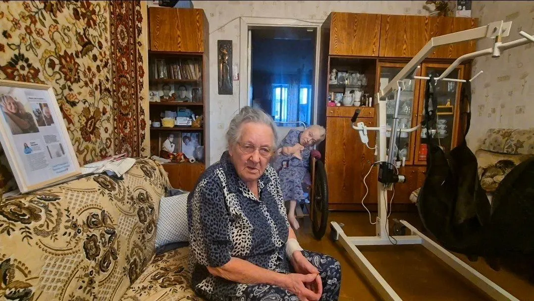 67-летняя жительница Перми попросила содействия в покупке подъёмника; жители собрали необходимую сумму за два дня, а излишек направят на покупку специальной кровати.