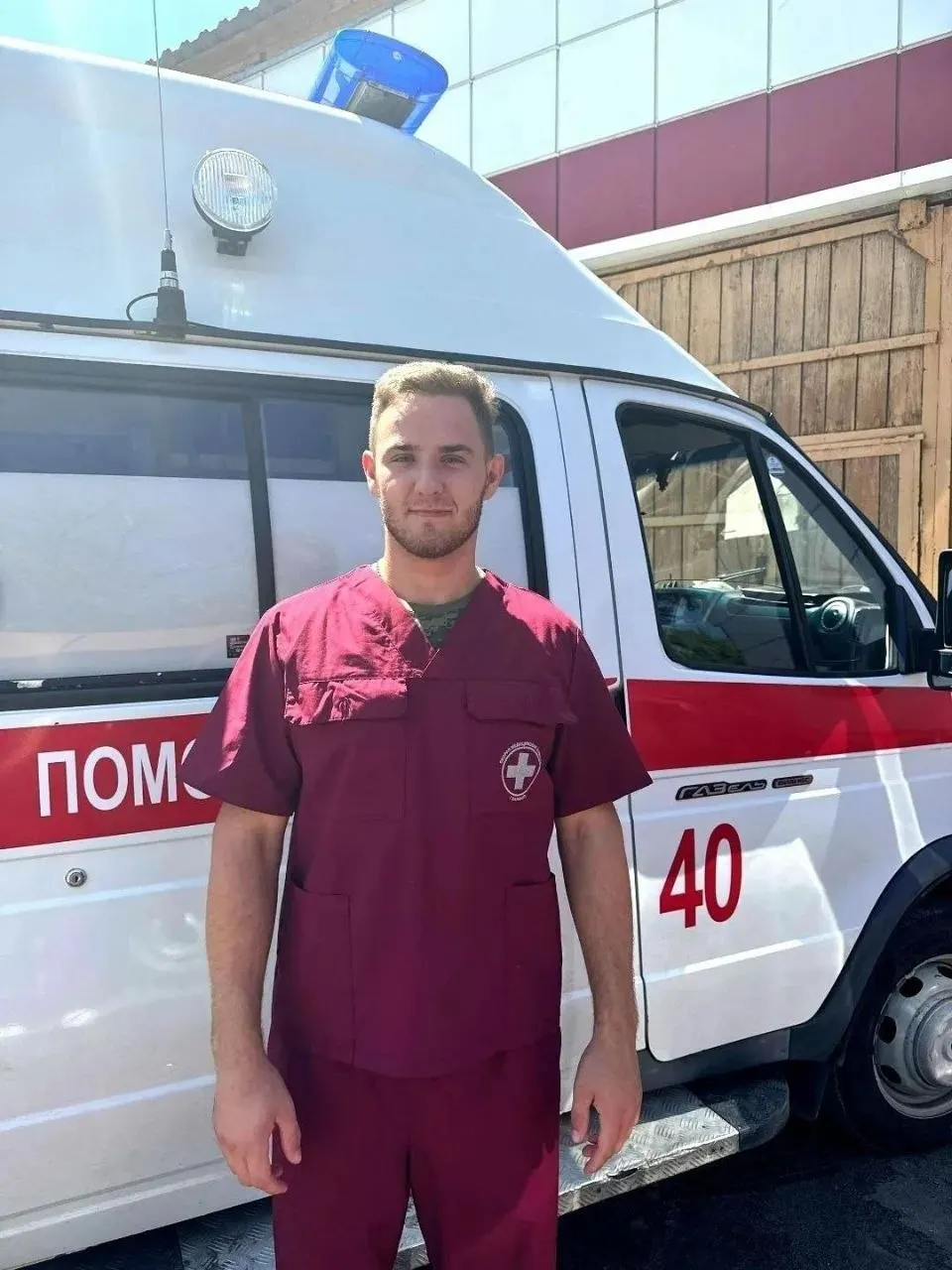 Илья Зверев, молодой медбрат из Барнаула, спас товарища под обстрелом во время службы в зоне проведения специальной операции и продолжает обучение в медицинском университете.