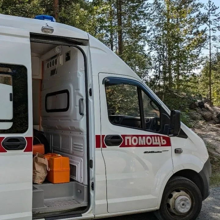 У мальчика в дыхательных путях застряла кнопка от пульта; медицинская бригада оказала необходимую помощь.