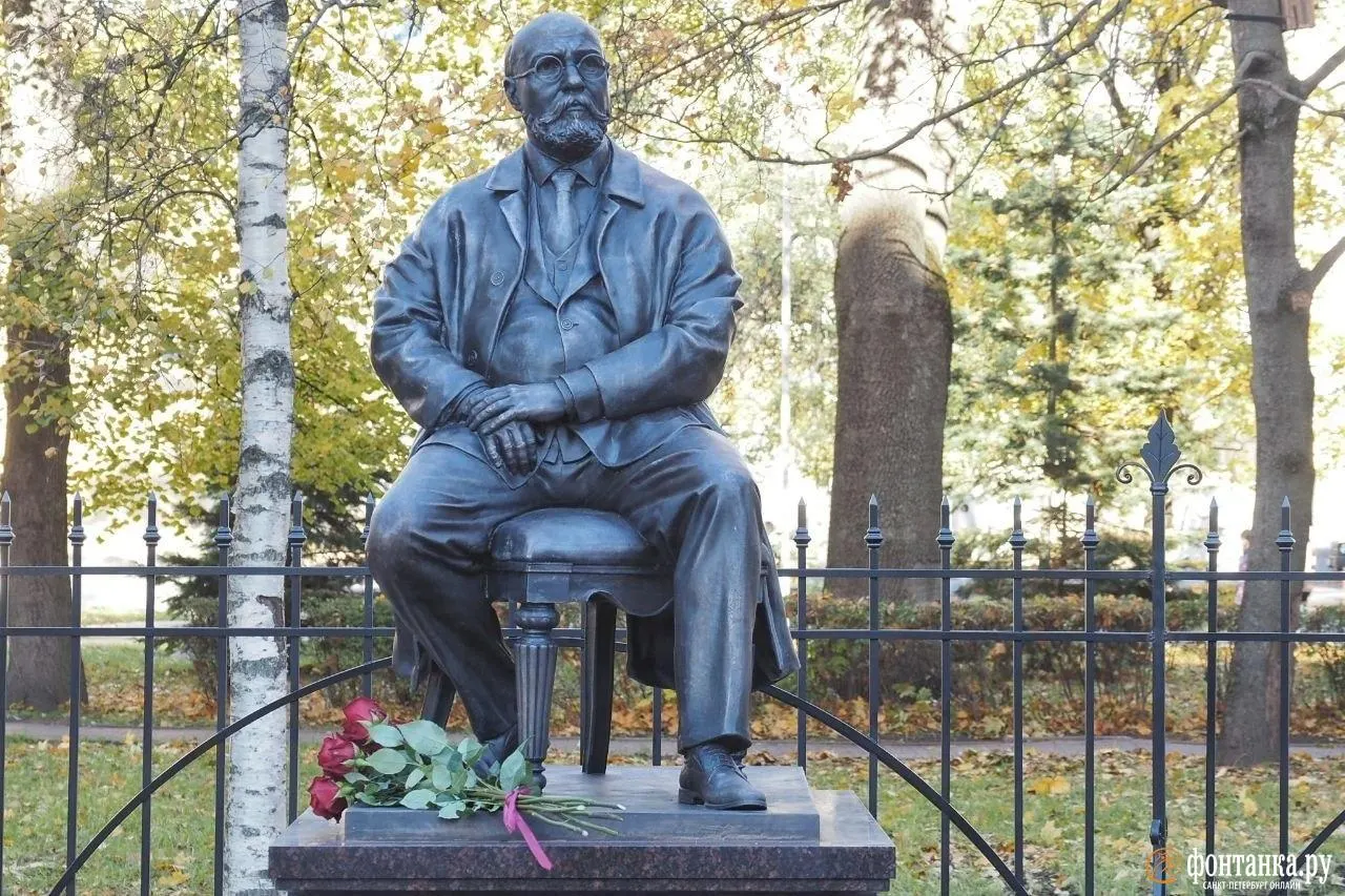 Памятник Василию фон Анрепу, пионеру местной анестезии и основателю женского медицинского института, установлен в Санкт-Петербурге.