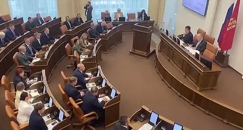 В новом созыве Законодательного собрания Красноярского края профильные комитеты по здравоохранению и образованию отсутствуют; вопросы здравоохранения переданы в комитет по вопросам семьи, образование — в комитет кадрового и научно-технологического развития. Одновременно отменён набор в 10-й класс в Ачинском округе и закрываются два роддома в Красноярске.