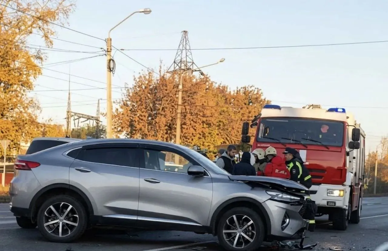 На проспекте Калинина столкнулись автомобили Toyota Funcargo и Haval F7x. Пострадали водитель и её ребёнок; на место прибыли медики, проводится проверка.