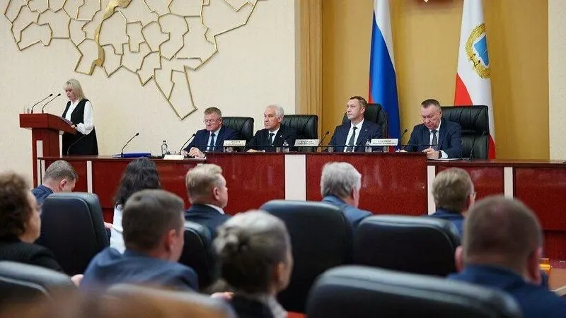 Губернатор сообщил на совещании о бюджете на 2027 год и поддержке льготного обеспечения лекарствами, подчеркнув выполнение социальных обязательств.